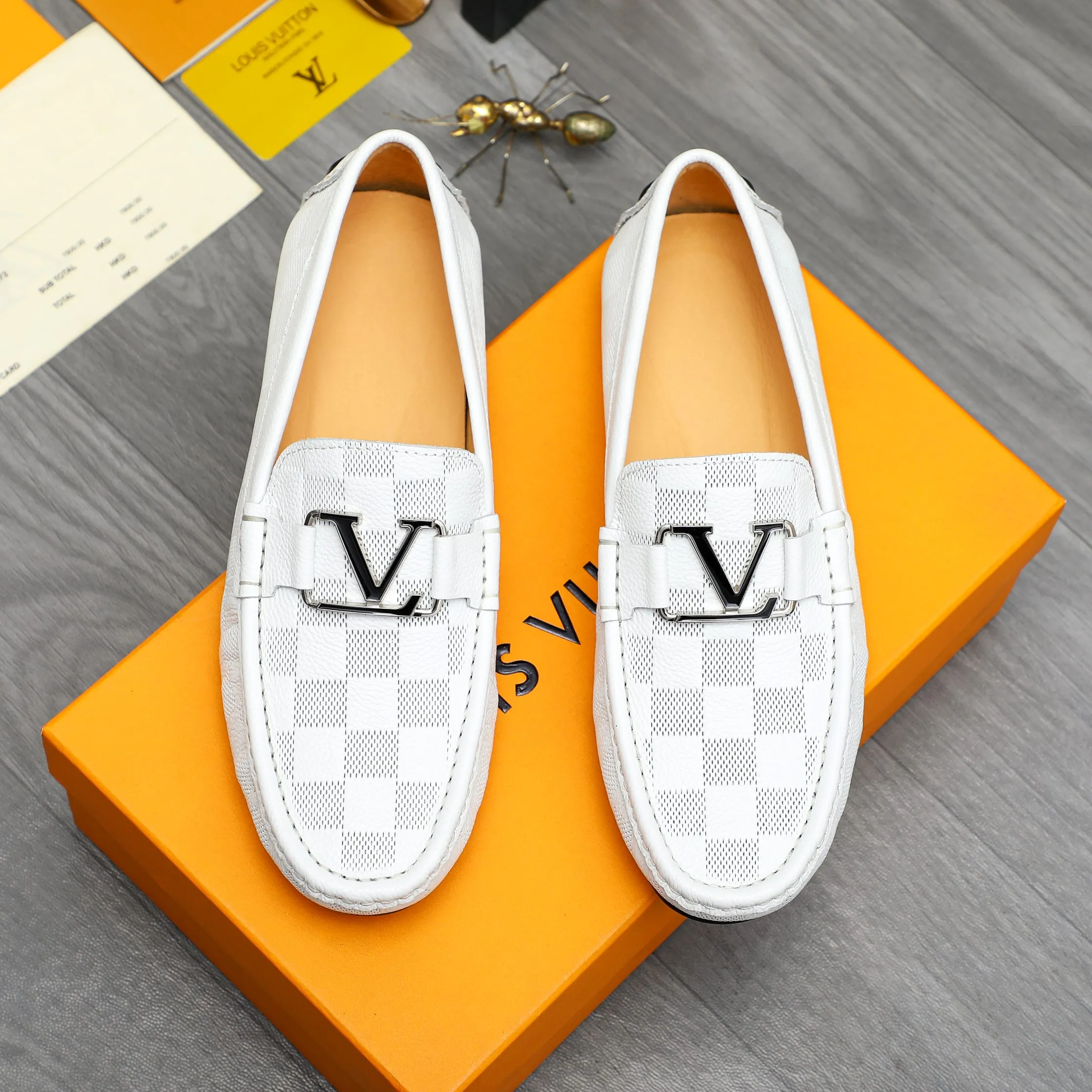 Men's shoes 💰p380 Product trademark: LV "Louis Vuitton" casual slip-on men's shoes Regular size: 38-45 Product materials: Selected classic embossed plaid upper, pigskin lining, rubber outsole
